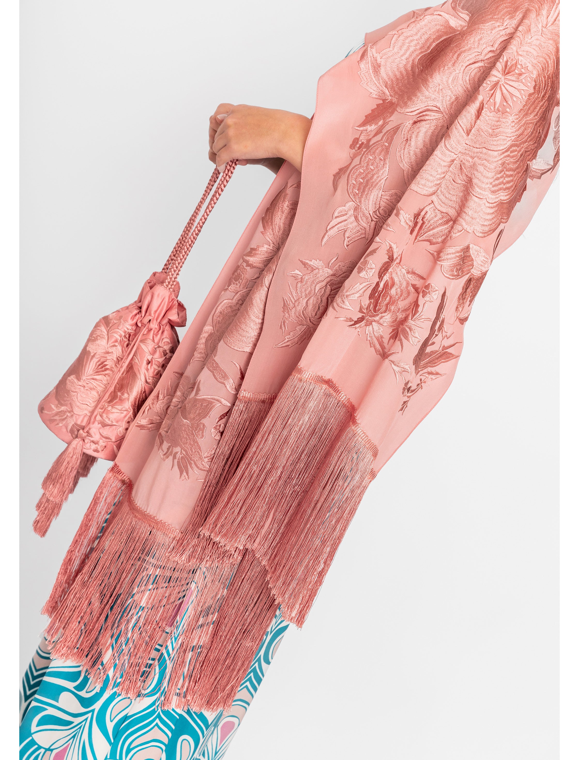 Bolso pochette seda bordada maquillaje