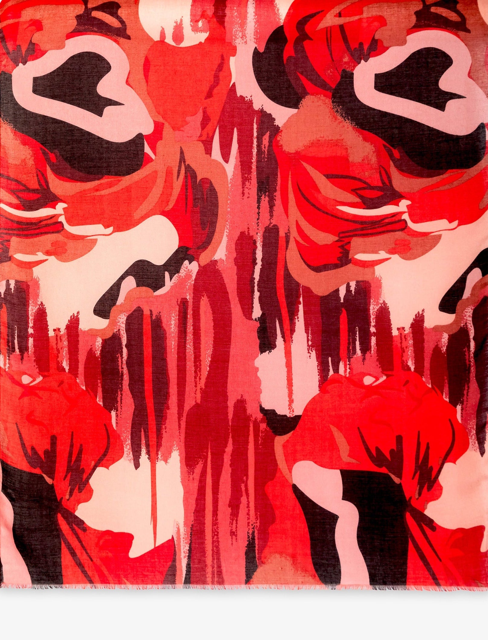 Estampado del pañuelo de viscosa tipo foulard en tonos rojos y negros de la colección Nuria cobo