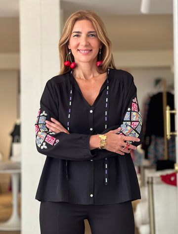 Camisa bordada punto de cruz negra