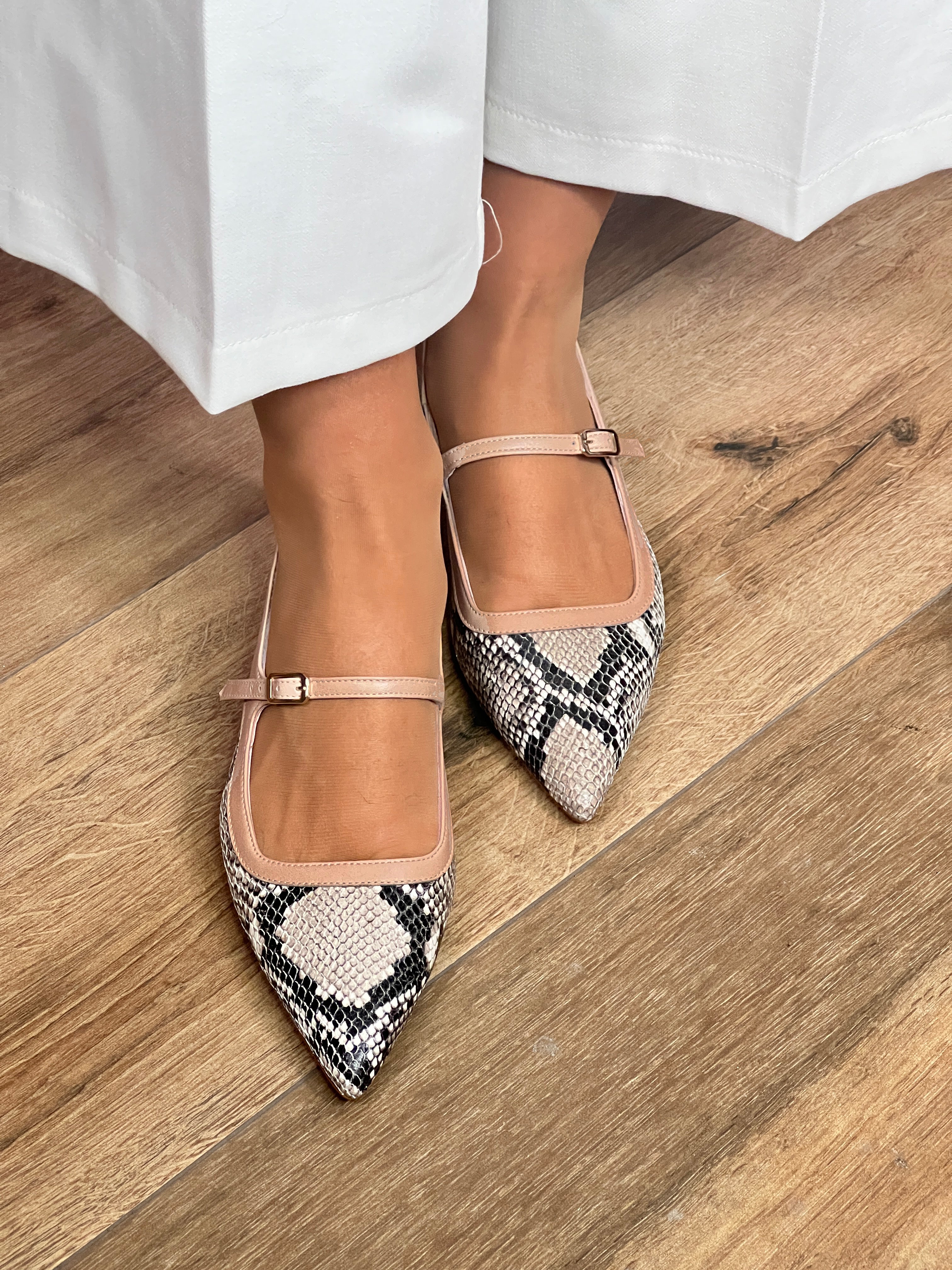 RIVE CHIC NUDE SNAKE LIVING ROOM