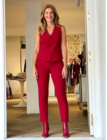 Total look chaleco chic y pantalón para todo marsala