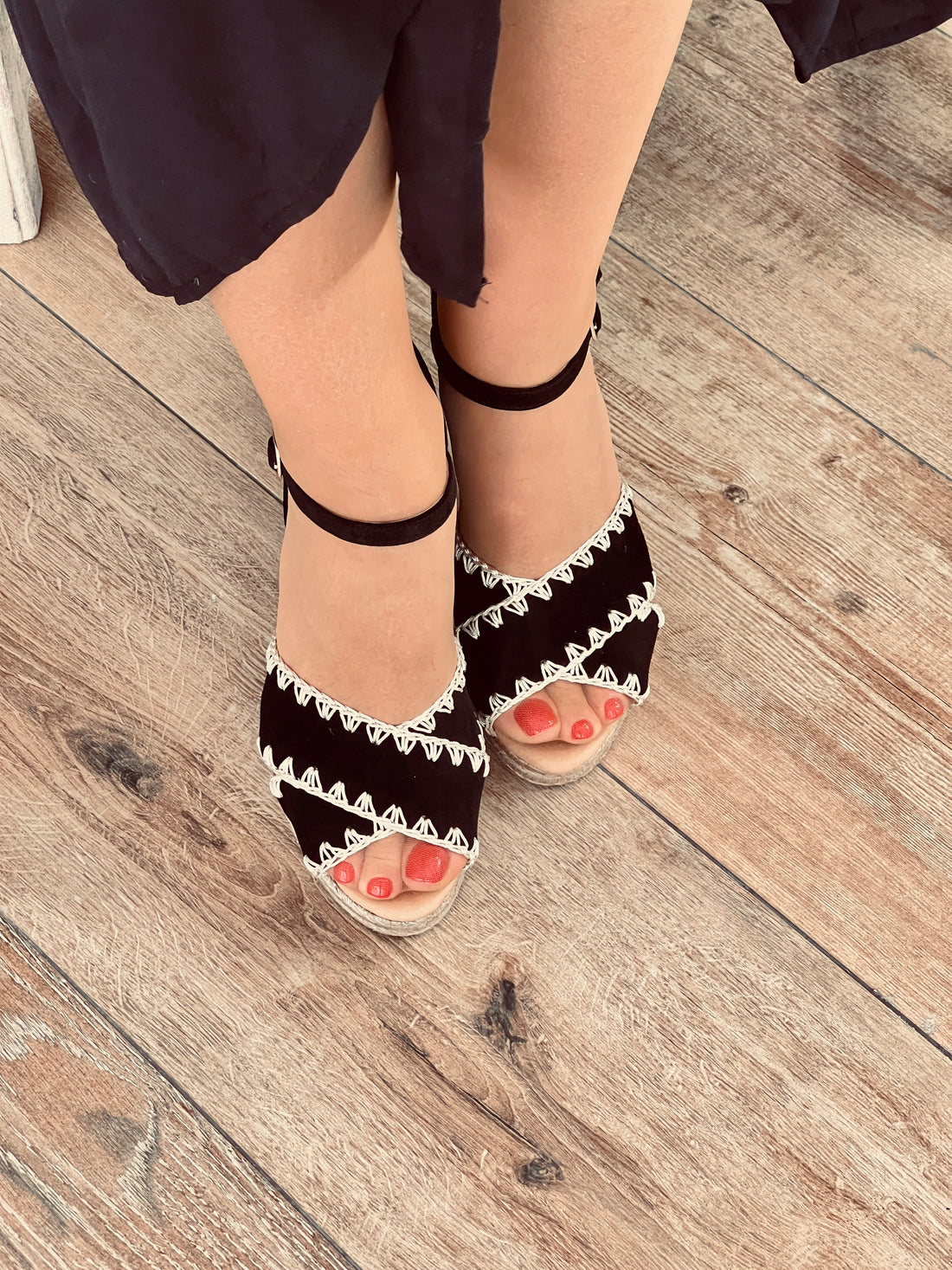 Alpargata de cuña piel puntera bordada Mikonos negro