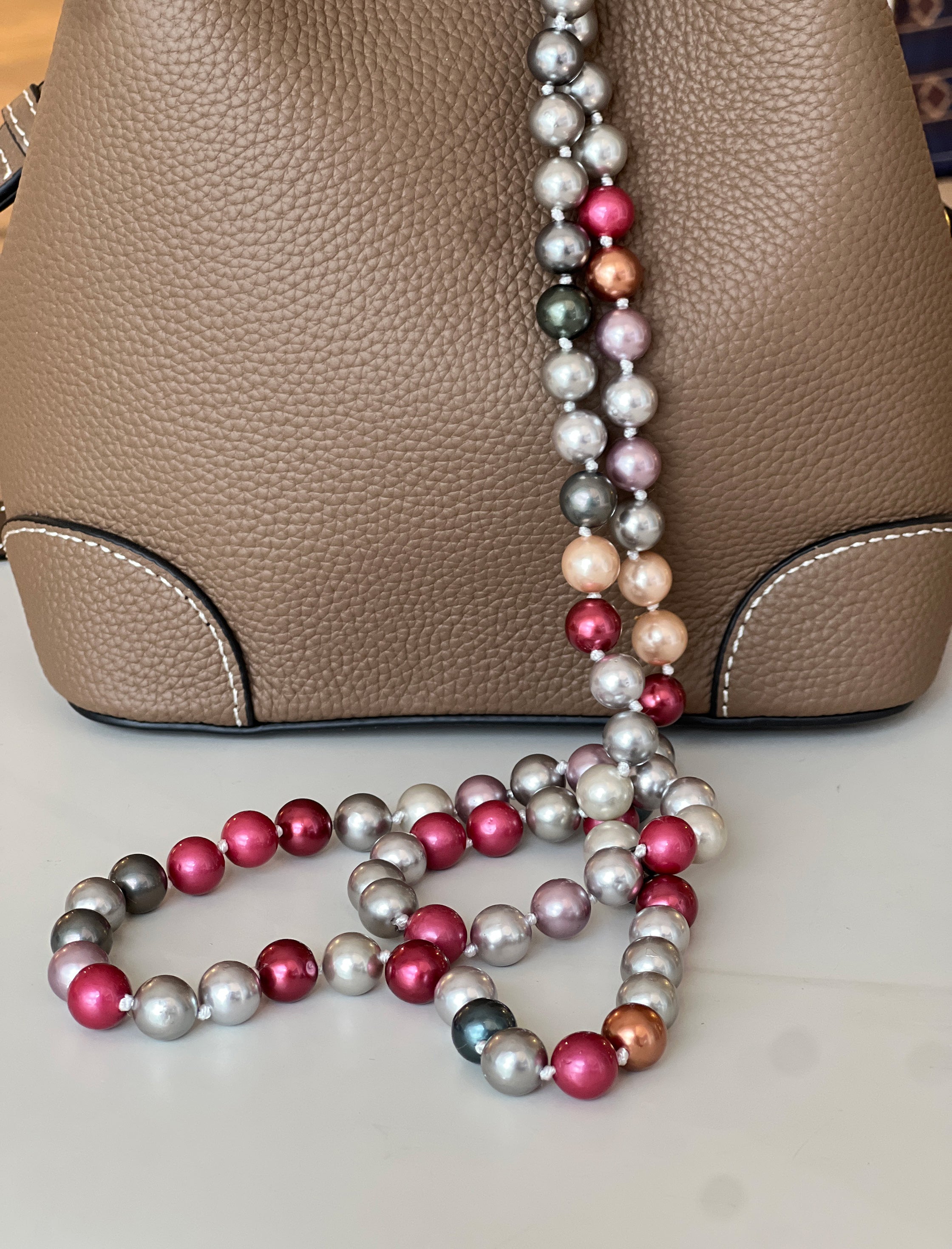 Collar de perlas fresa