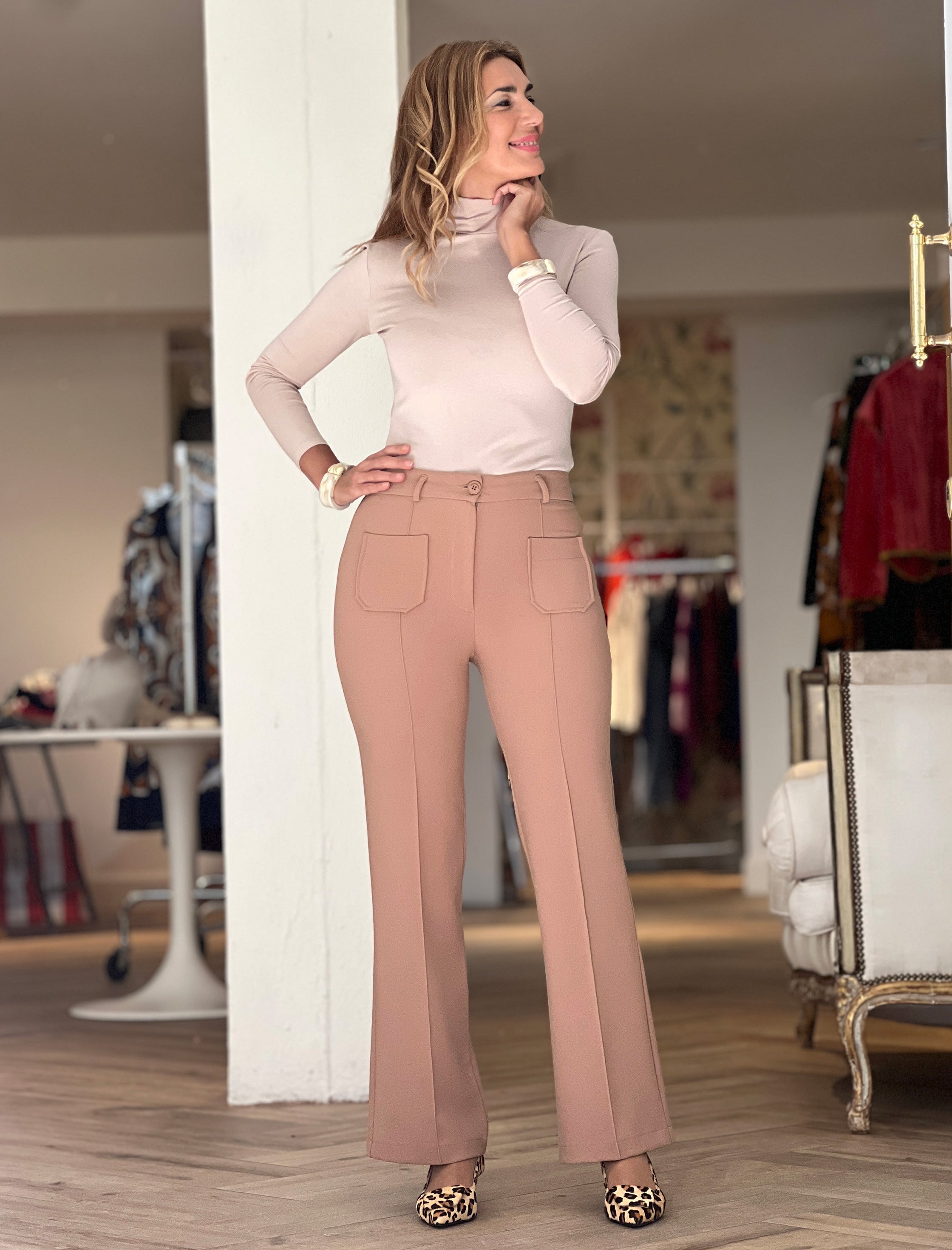 Pantalón ideal de bolsillos camel