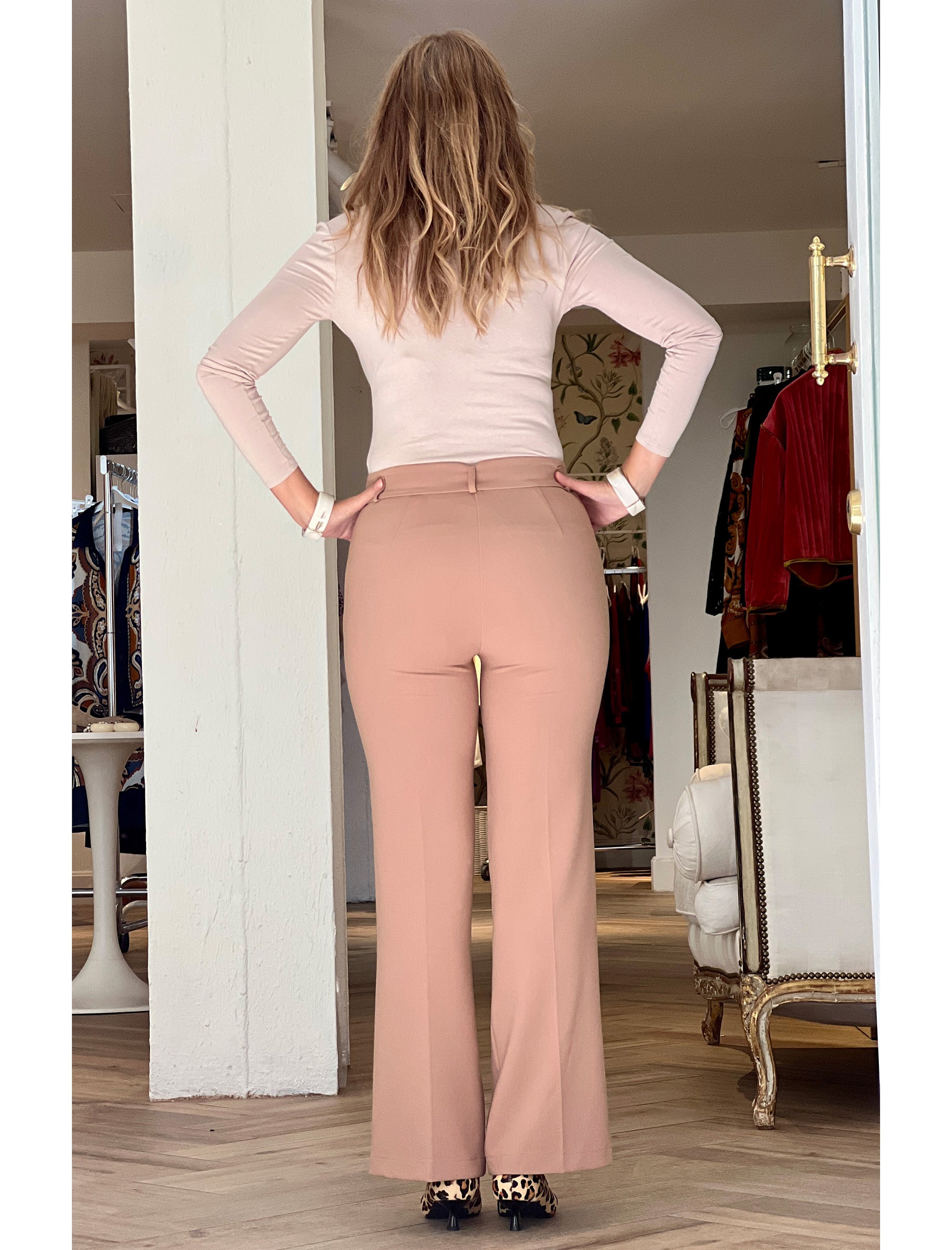 Pantalón ideal de bolsillos camel