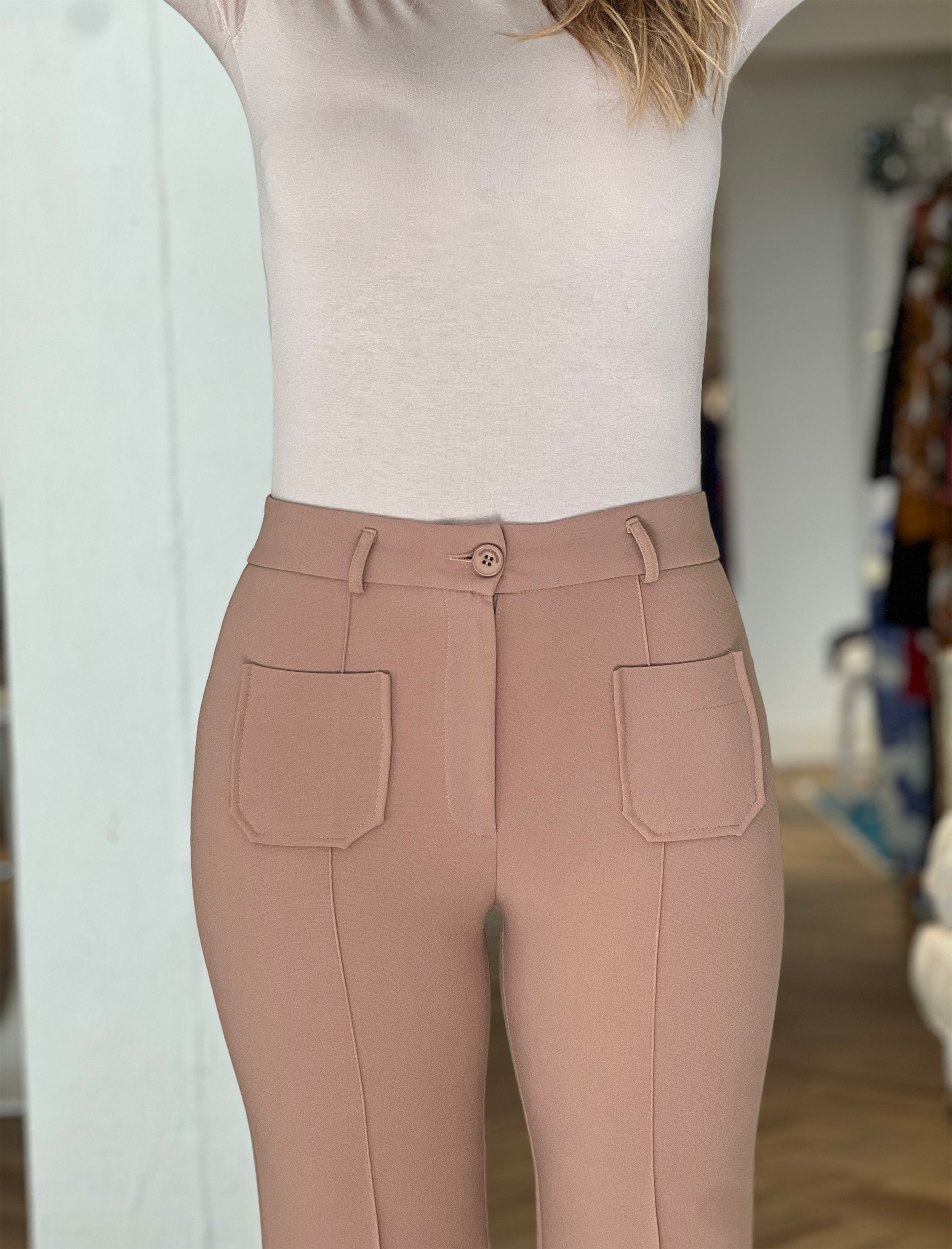 Pantalón ideal de bolsillos camel