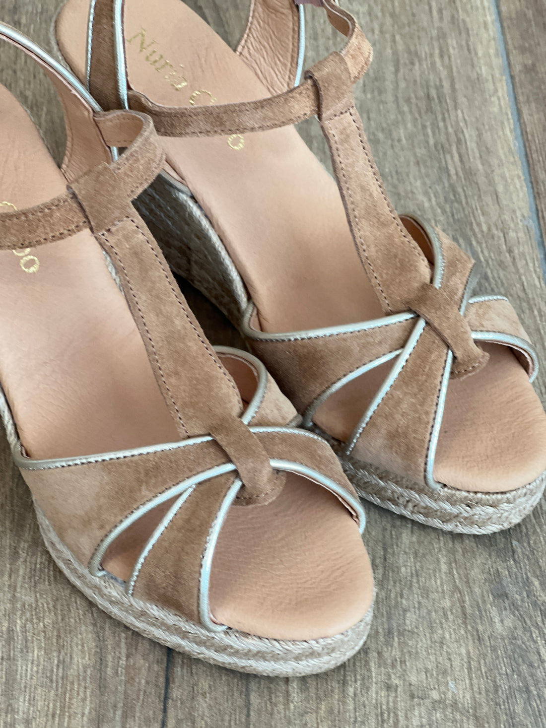 Alpargata de Cuña Mallorca Camel – Frescura y Comodidad | Nuria Cobo