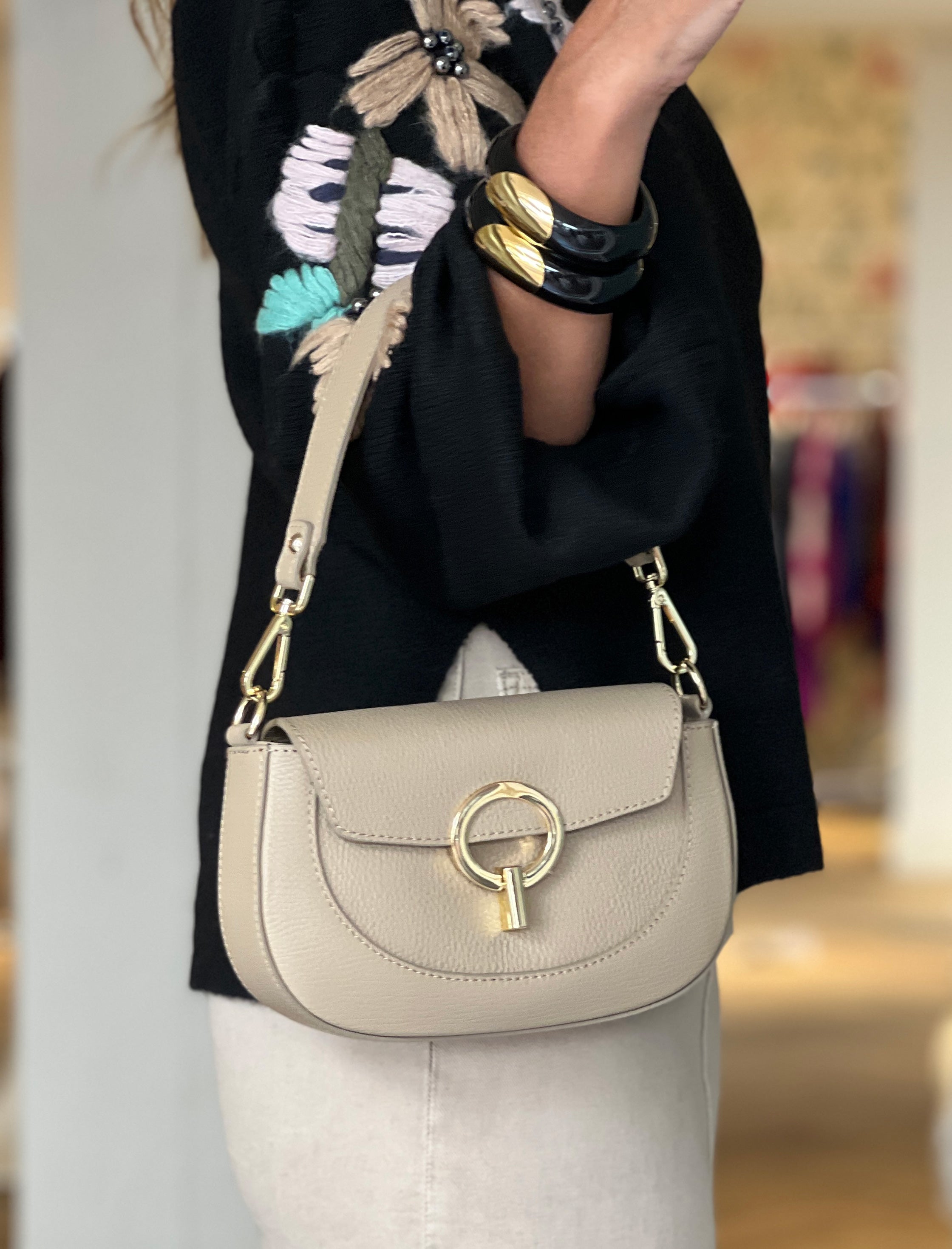 Brazalete oval negro