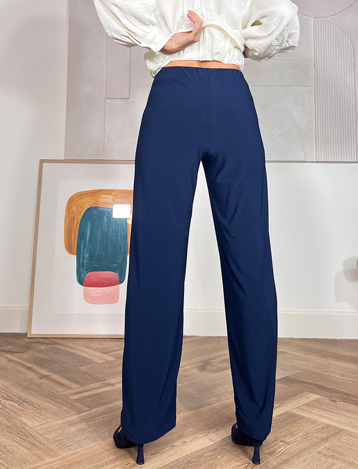 Pantalón marino de punto elástico, favorecedor y cómodo, ideal para cualquier ocasión. Parte de la colección "Made in Nuria".JPG