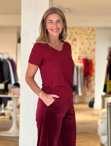 Camiseta de pico marsala