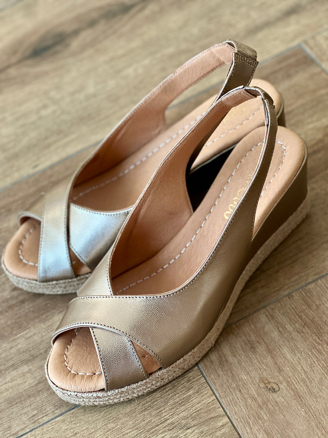 Alpargata de cuña piel puntera cruzada Provenza oro