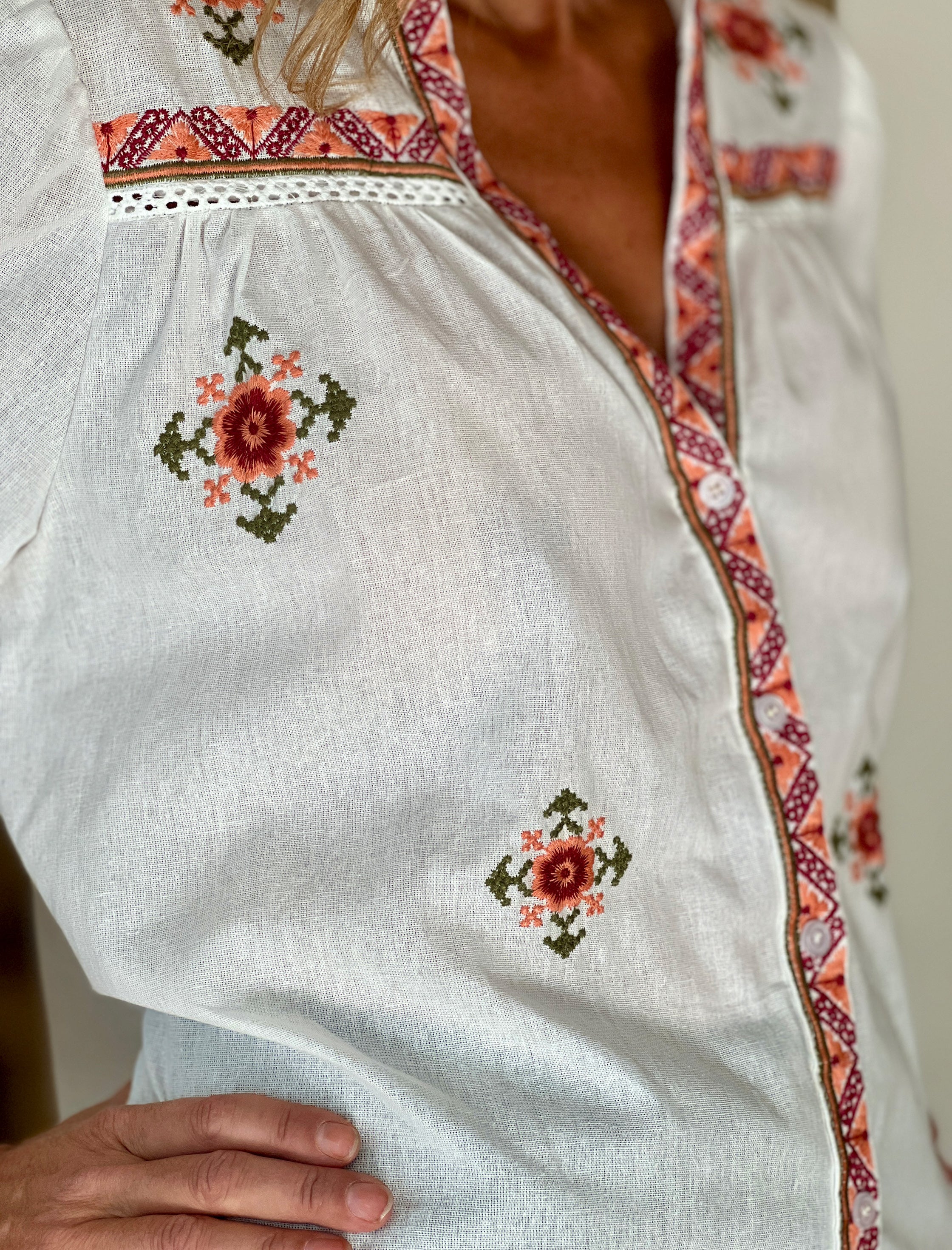 Camisa bordada coral