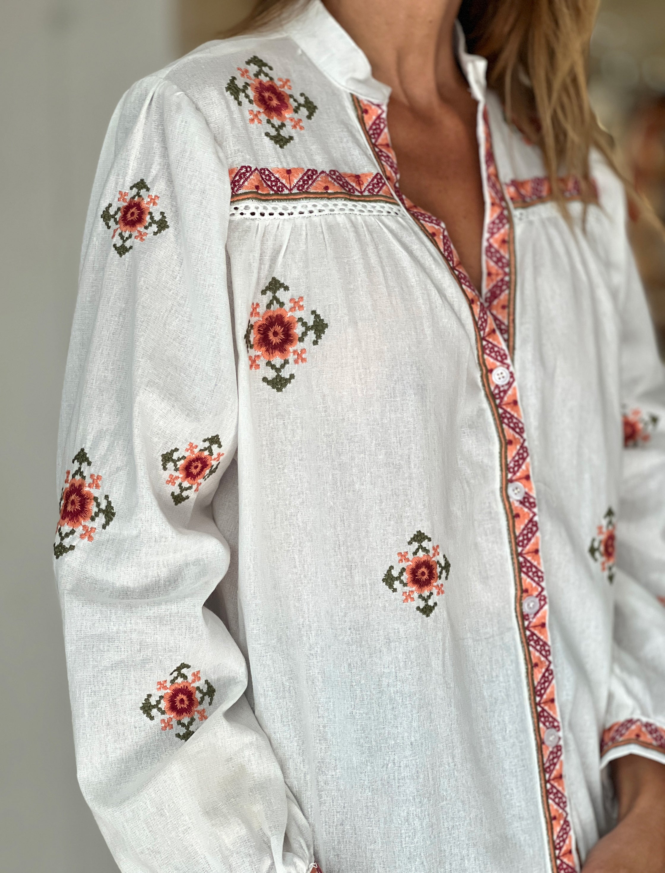 Camisa bordada coral