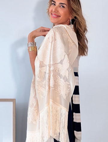 Chal bordado color crema con caída fluida y aire elegante – Nuria Cobo