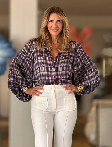 Blusa fluida con pantalón blanco de mujer