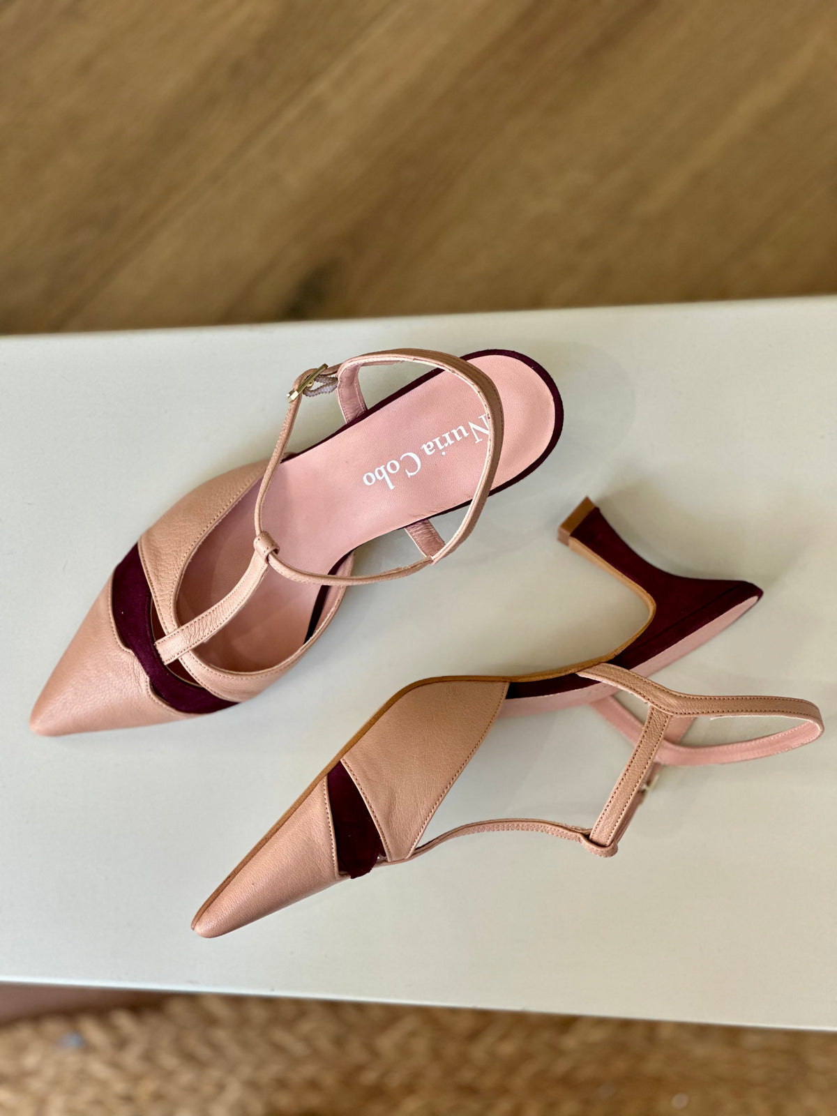 Zapato de salón de tacón medio en color berenjena, tendencia otoño-invierno 2026/27