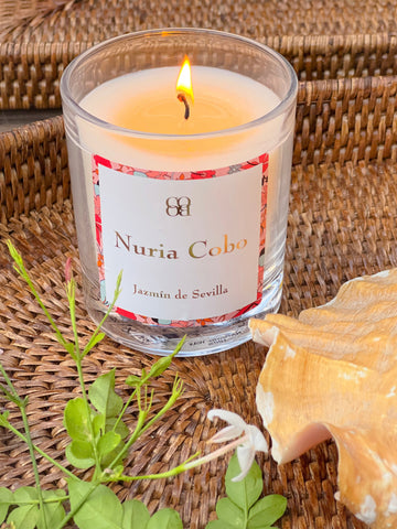 vela aromática de jazmín en vaso de cristal con etiqueta nuria cobo
