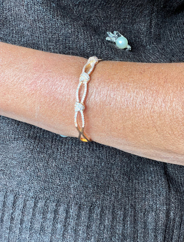 pulsera dorada de mujer con circonitas brillantes