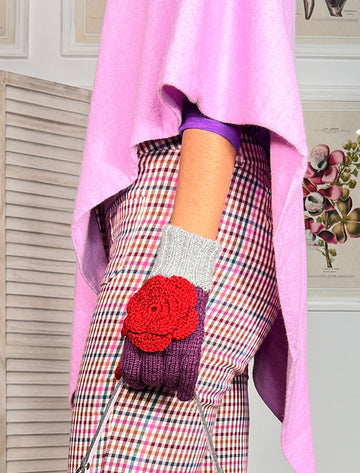 guantes largos marsala con flor tejida combinados con falda de cuadros