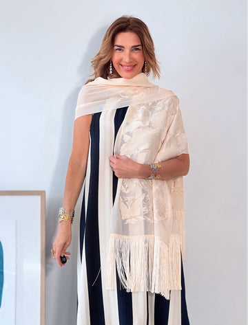 chal de mujer blanco con bordado y flecos, llevado sobre los hombros