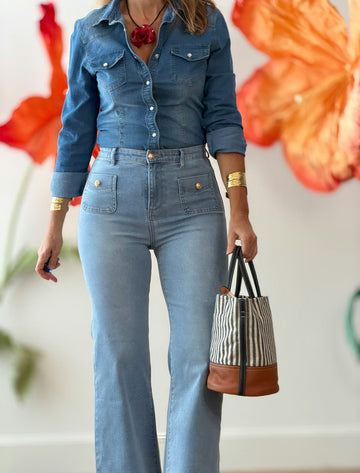 Pantalón vaquero de mujer de corte recto y talle medio.