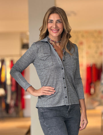 camisa de mujer gris de manga larga combinada con vaqueros