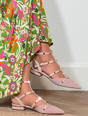 zapatos de mujer nude de tacón bajo con tiras y cierre al tobillo