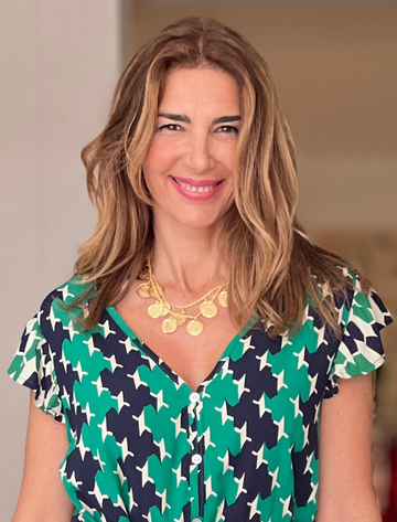 collar dorado de mujer combinado con vestido estampado verde