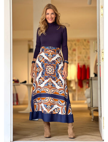 camiseta de mujer marino de manga larga combinada con falda estampada