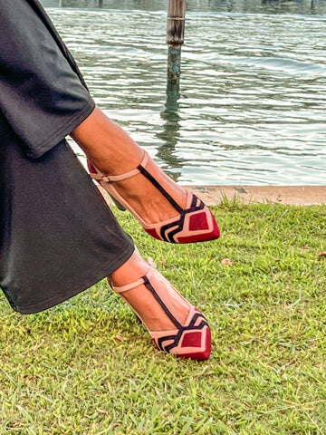 zapatos de fiesta de mujer en tonos rojo y negro con pulsera al tobillo