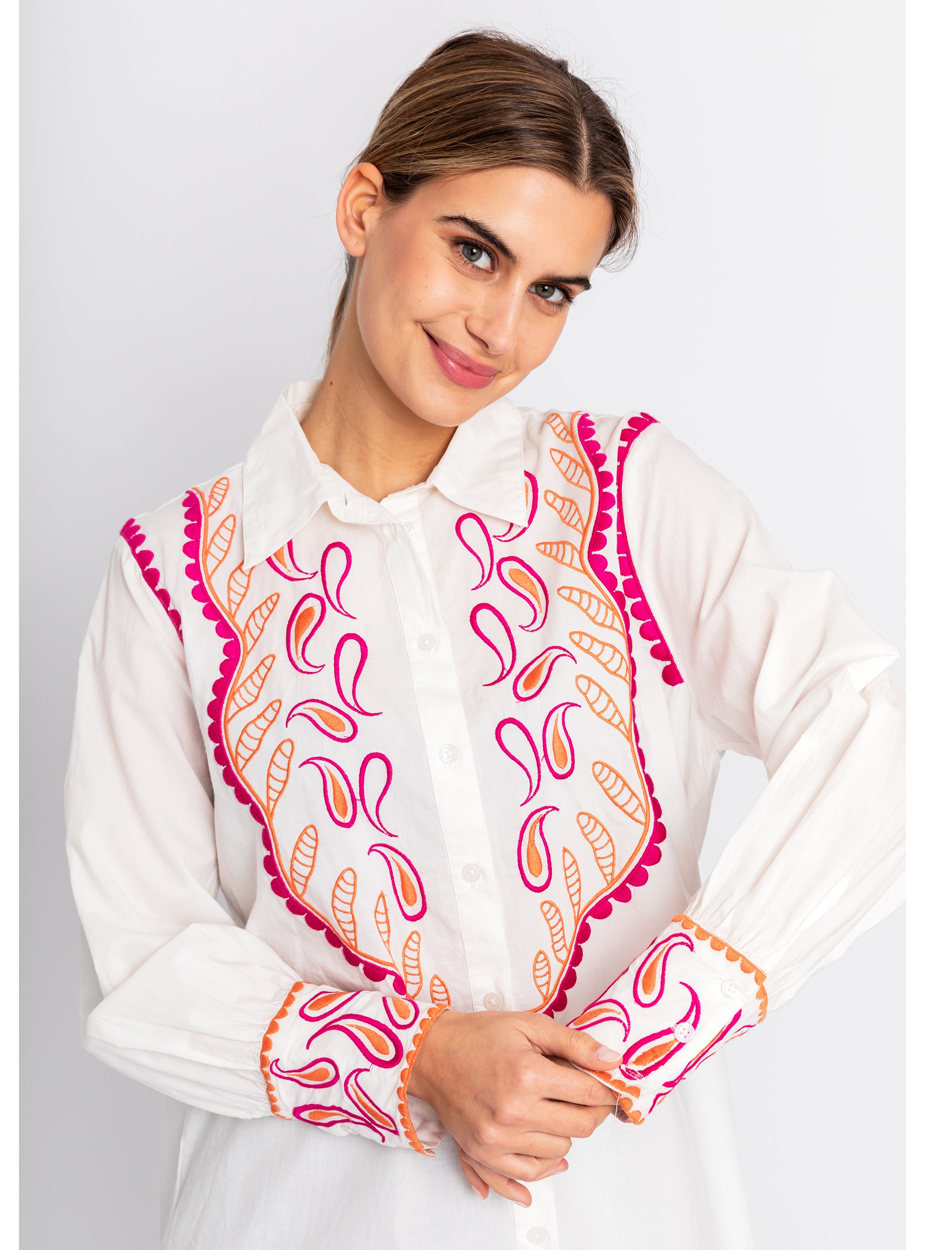 Camisa bordada muy diferente buganvilla