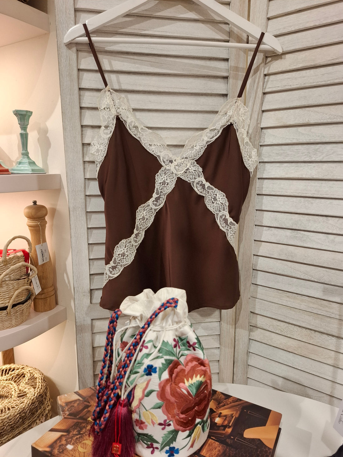 Lencero de encaje marrón