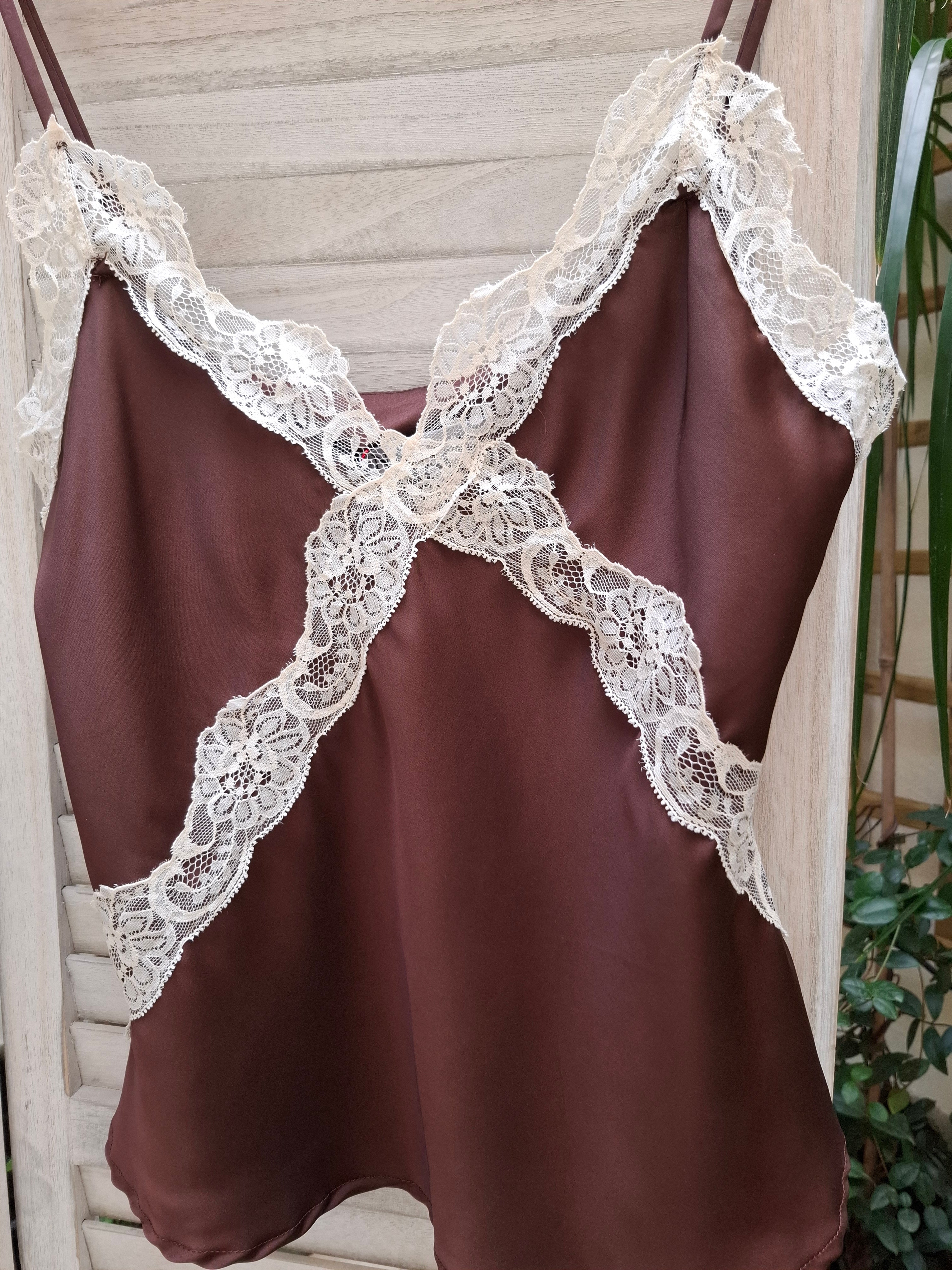 Lencero de encaje marrón