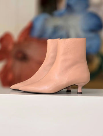 Botín ideal piel nude tacón bajo Jimena