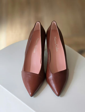 Zapato de piel marrón tacón medio Aguamarina