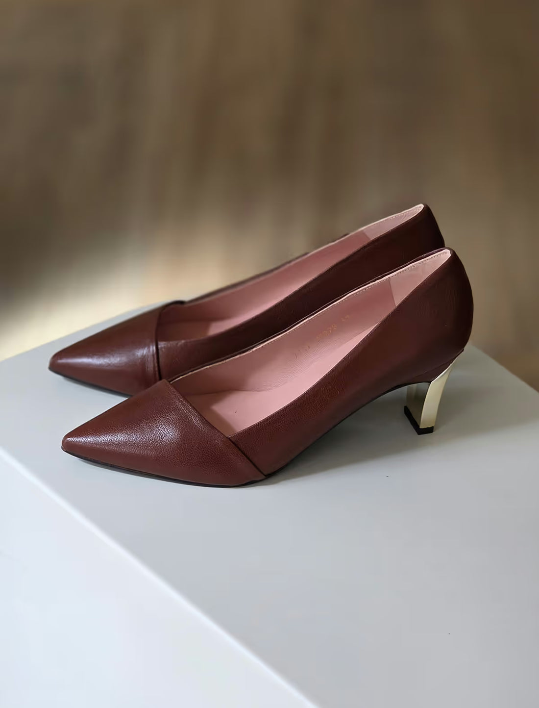 Zapato de piel marrón tacón medio Aguamarina