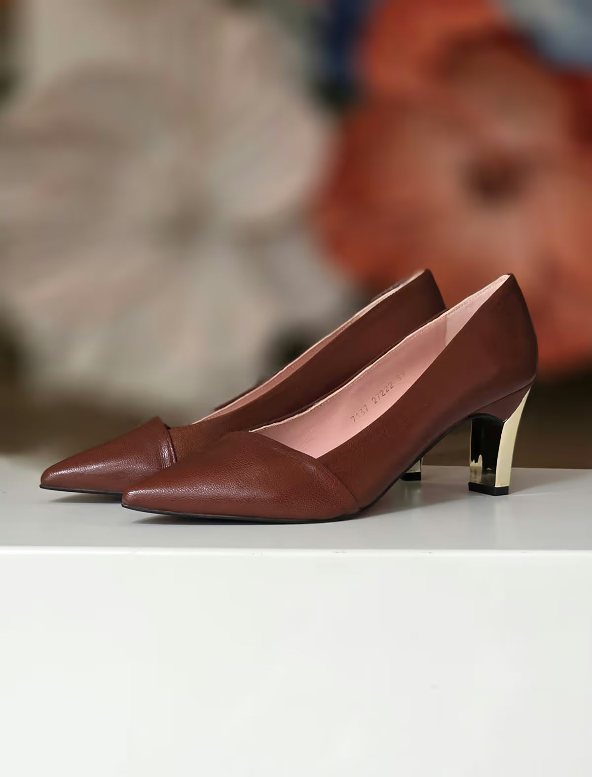 Zapato de piel marrón tacón medio Aguamarina