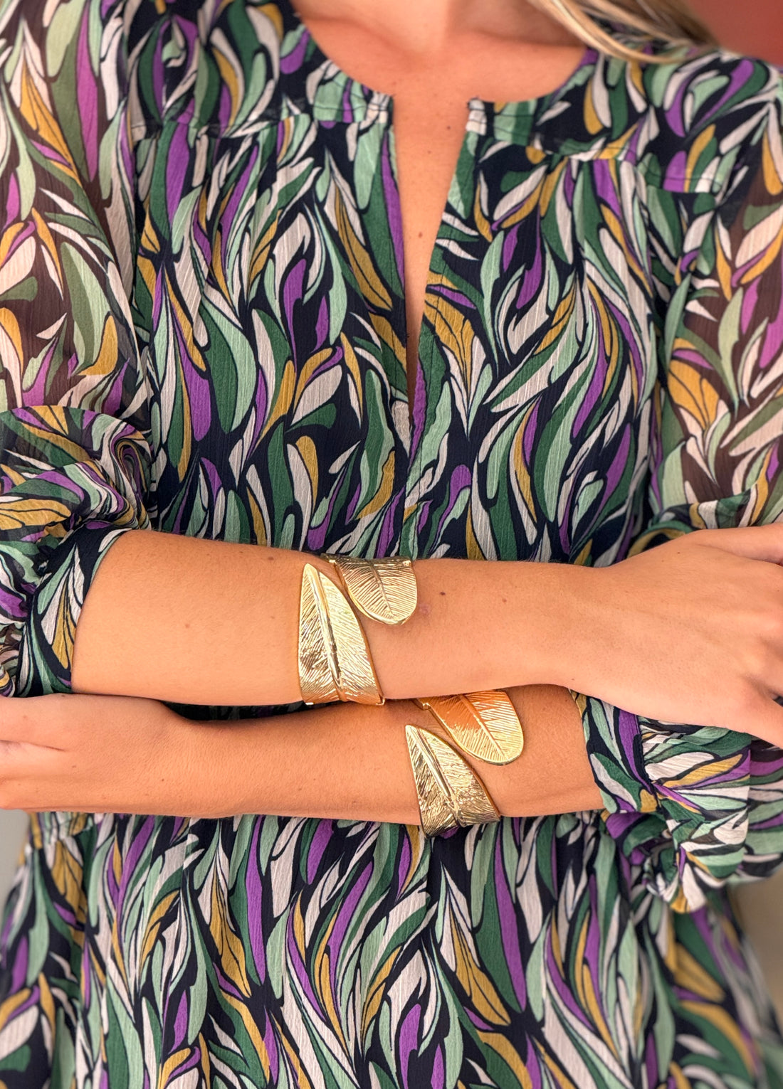 Brazalete dorado hoja chic