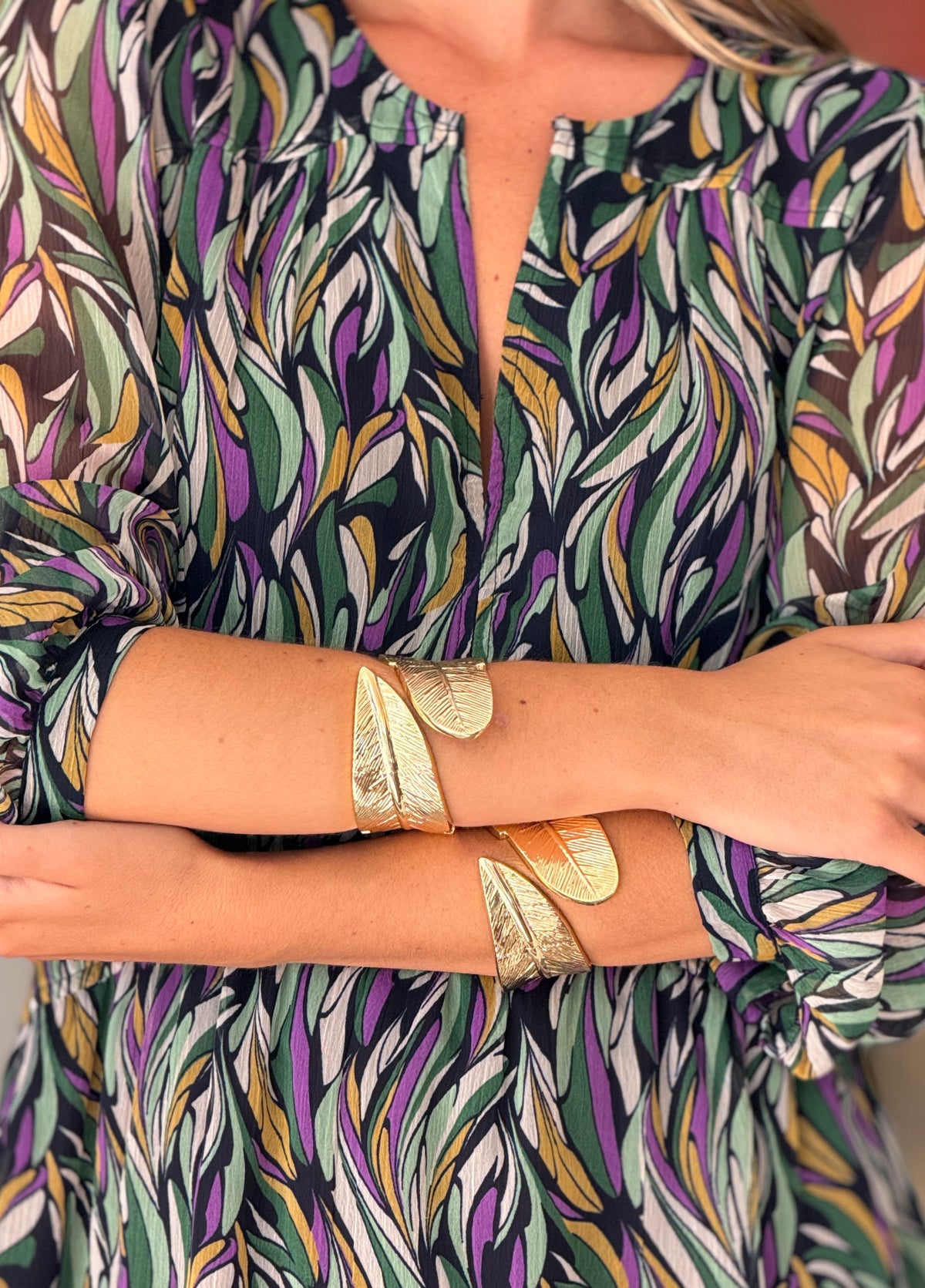 Brazalete dorado hoja chic