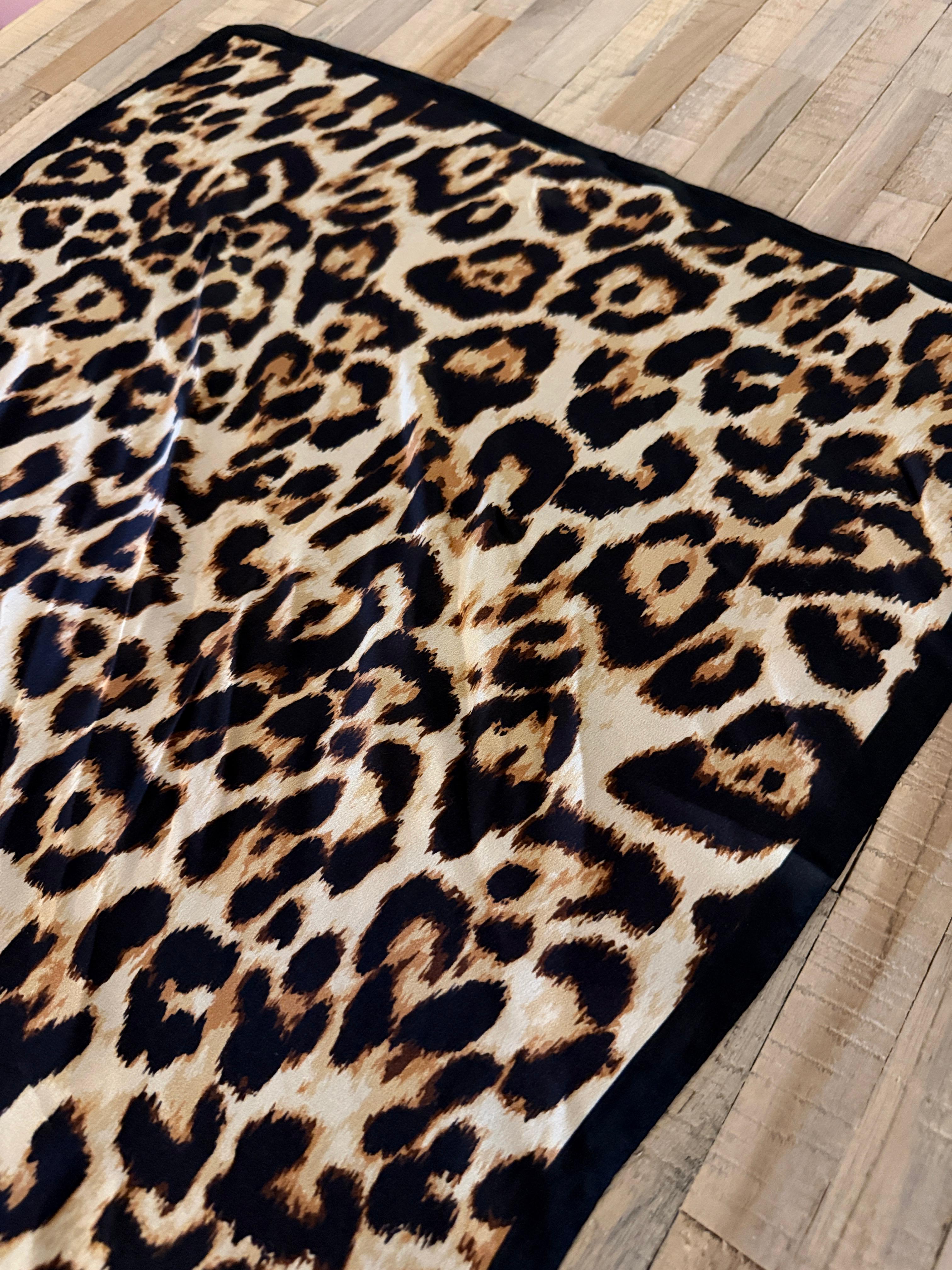 Pañuelo de seda animal print