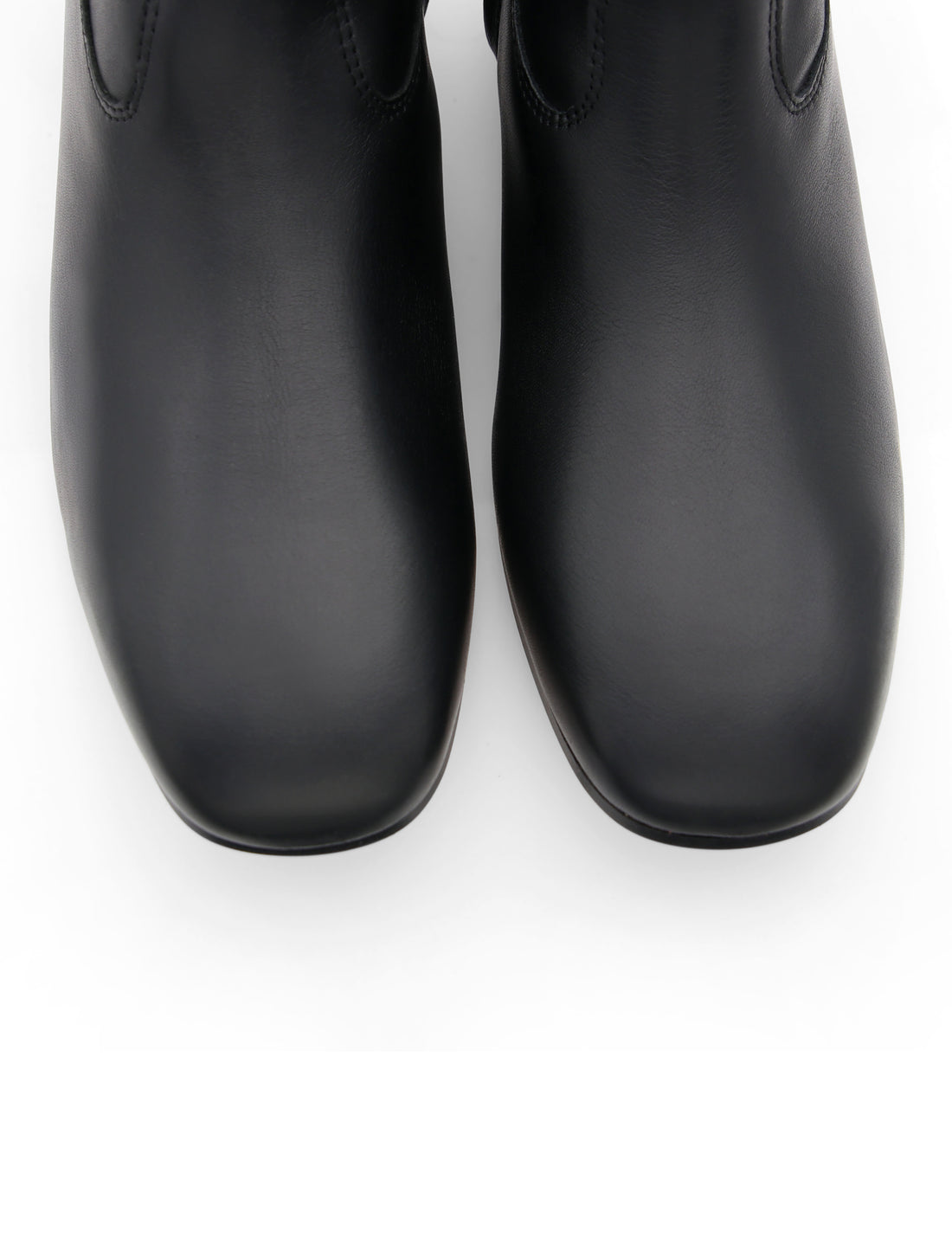 Botín plano chic negro