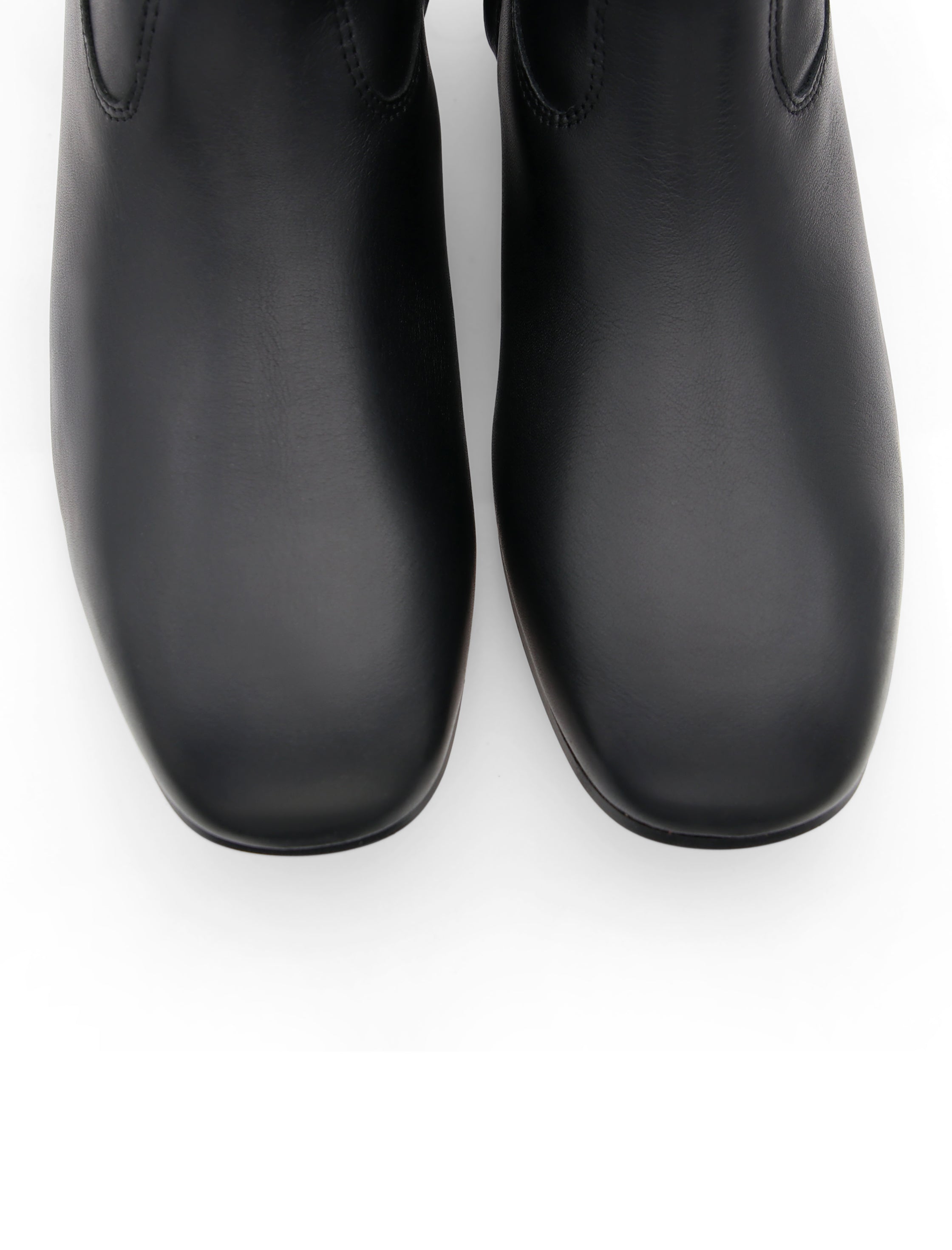 Botín plano chic negro