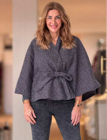 Capa con cinturón suave gris