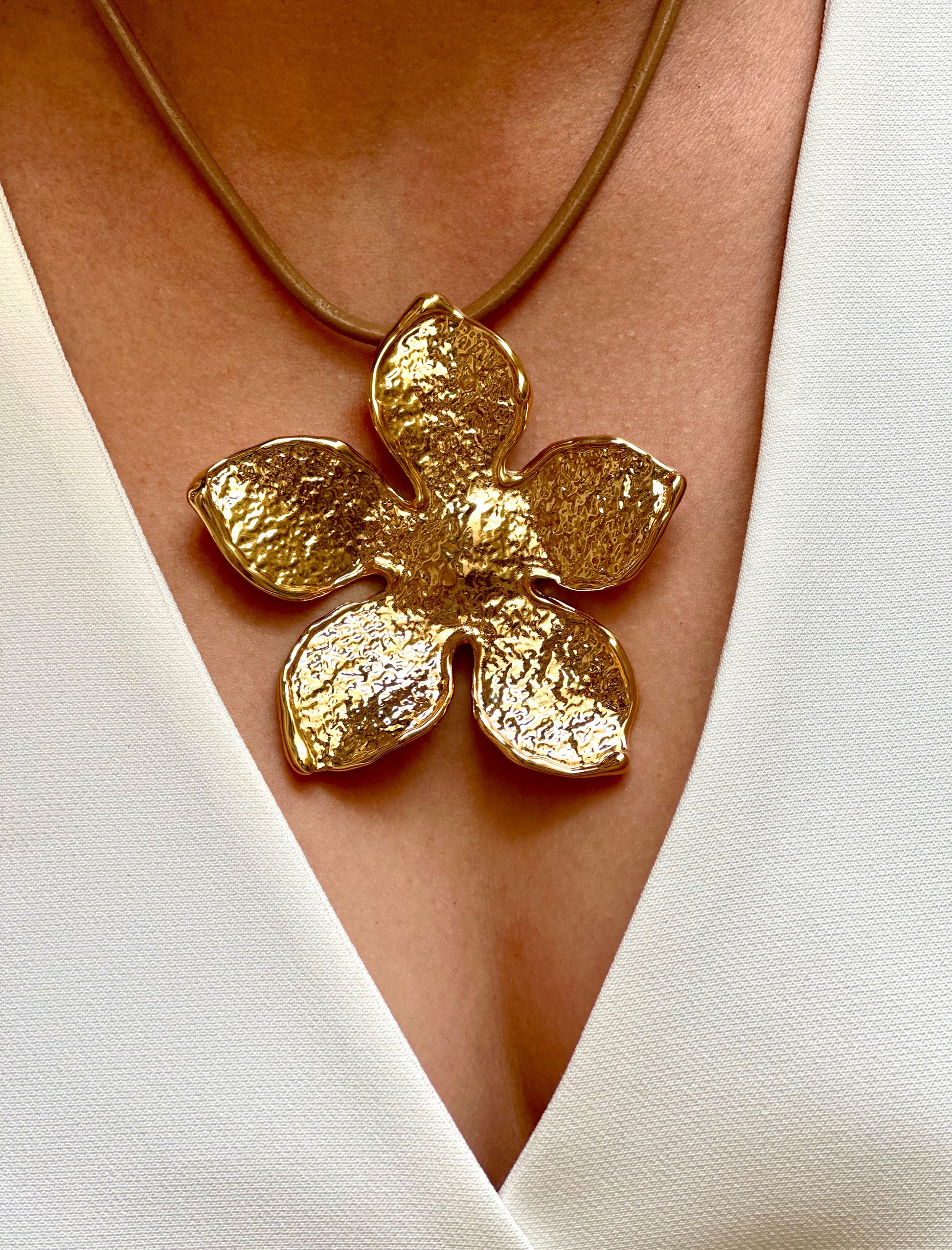 Collar flor dorada Nuria Cobo