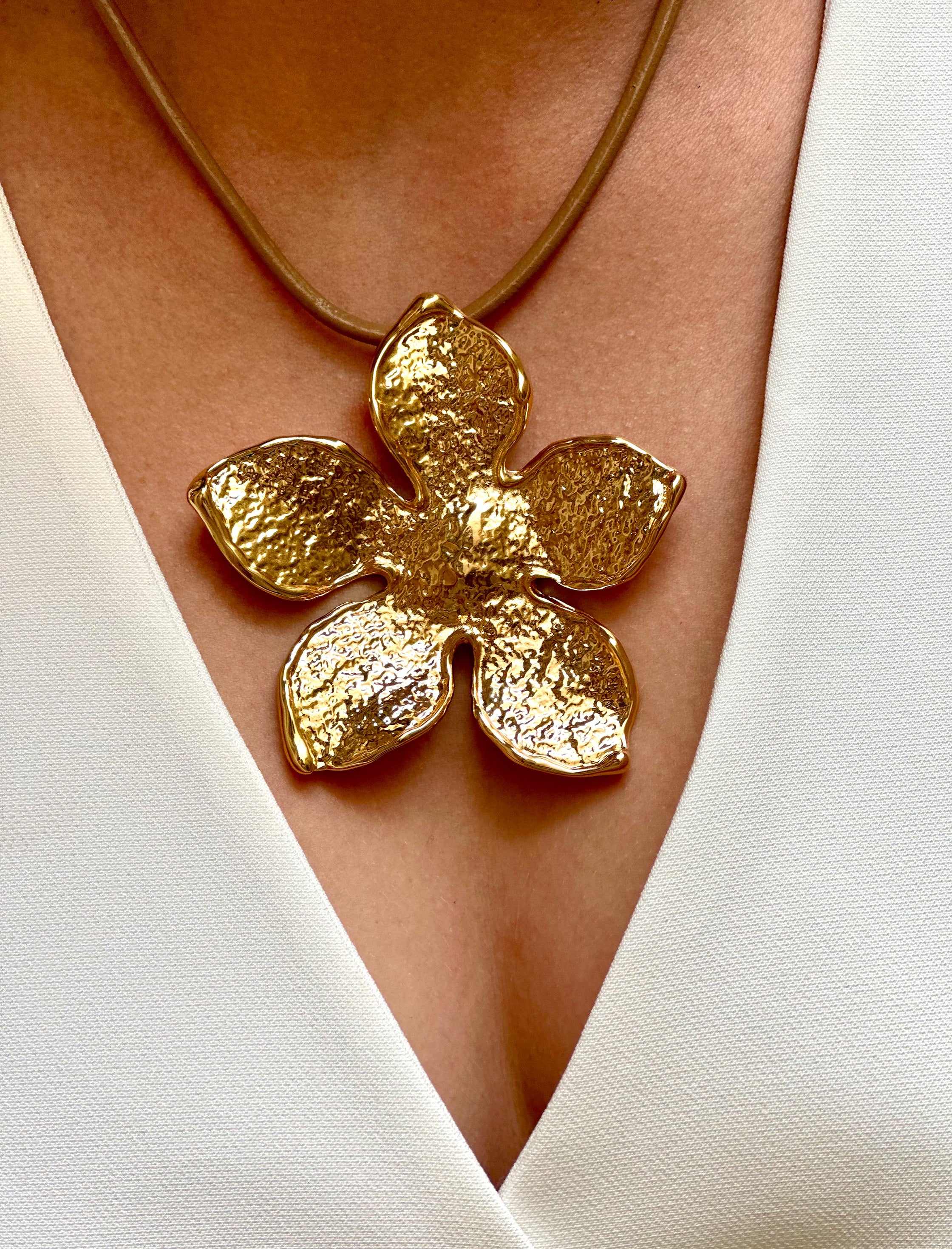 Collar flor dorada Nuria Cobo
