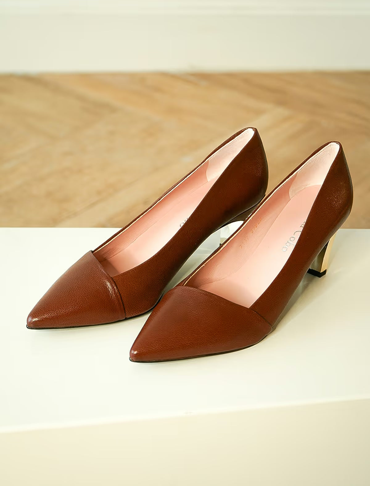 Zapato de piel marrón tacón medio Aguamarina