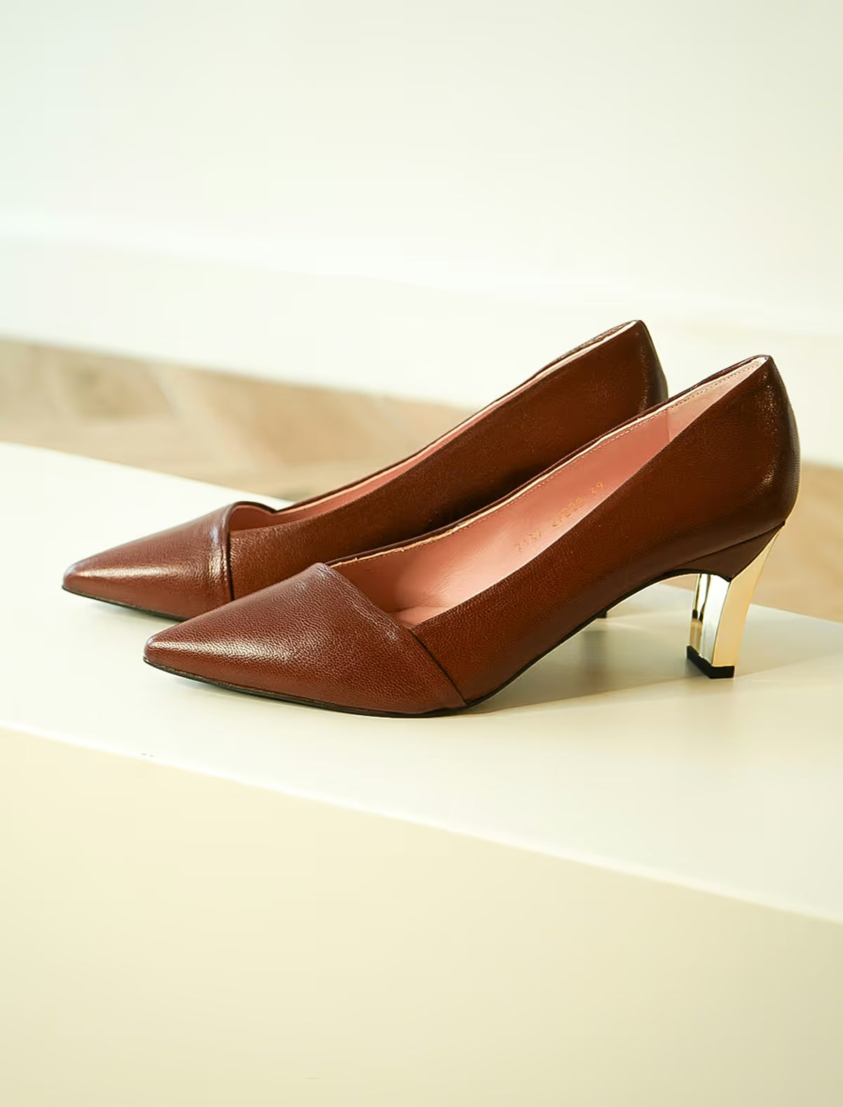 Zapato de piel marrón tacón medio Aguamarina