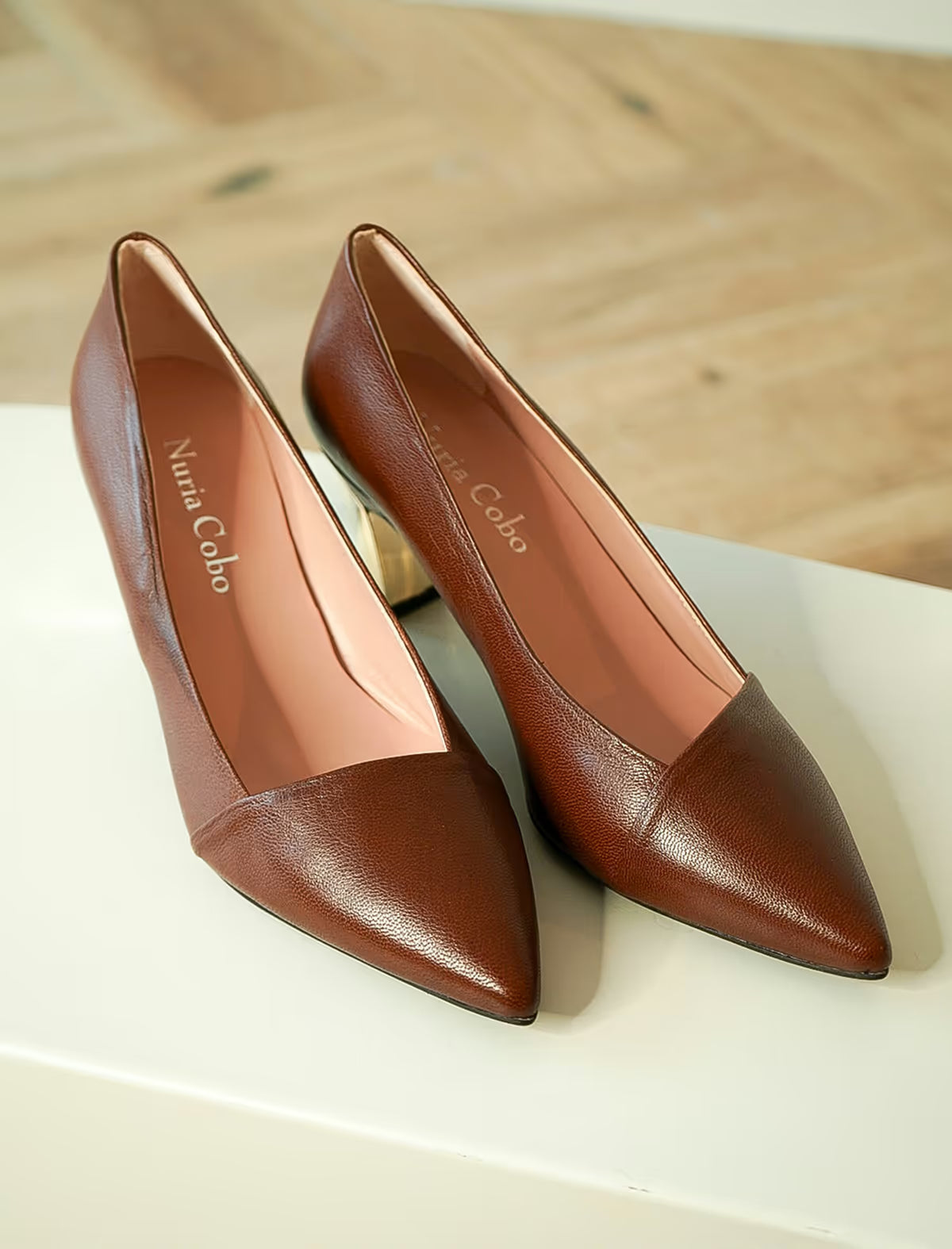 Zapato de piel marrón tacón medio Aguamarina