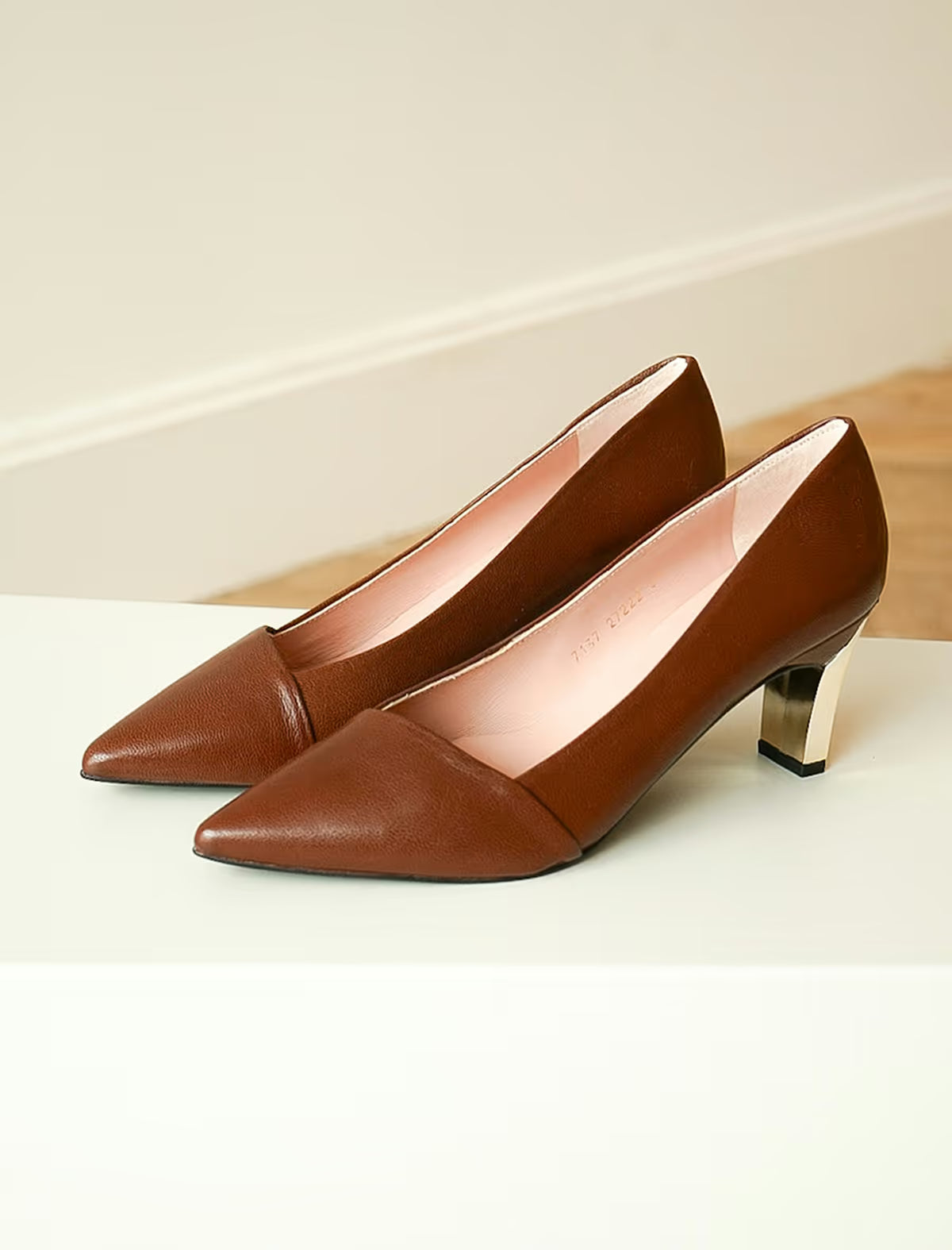 Zapato de piel marrón tacón medio Aguamarina