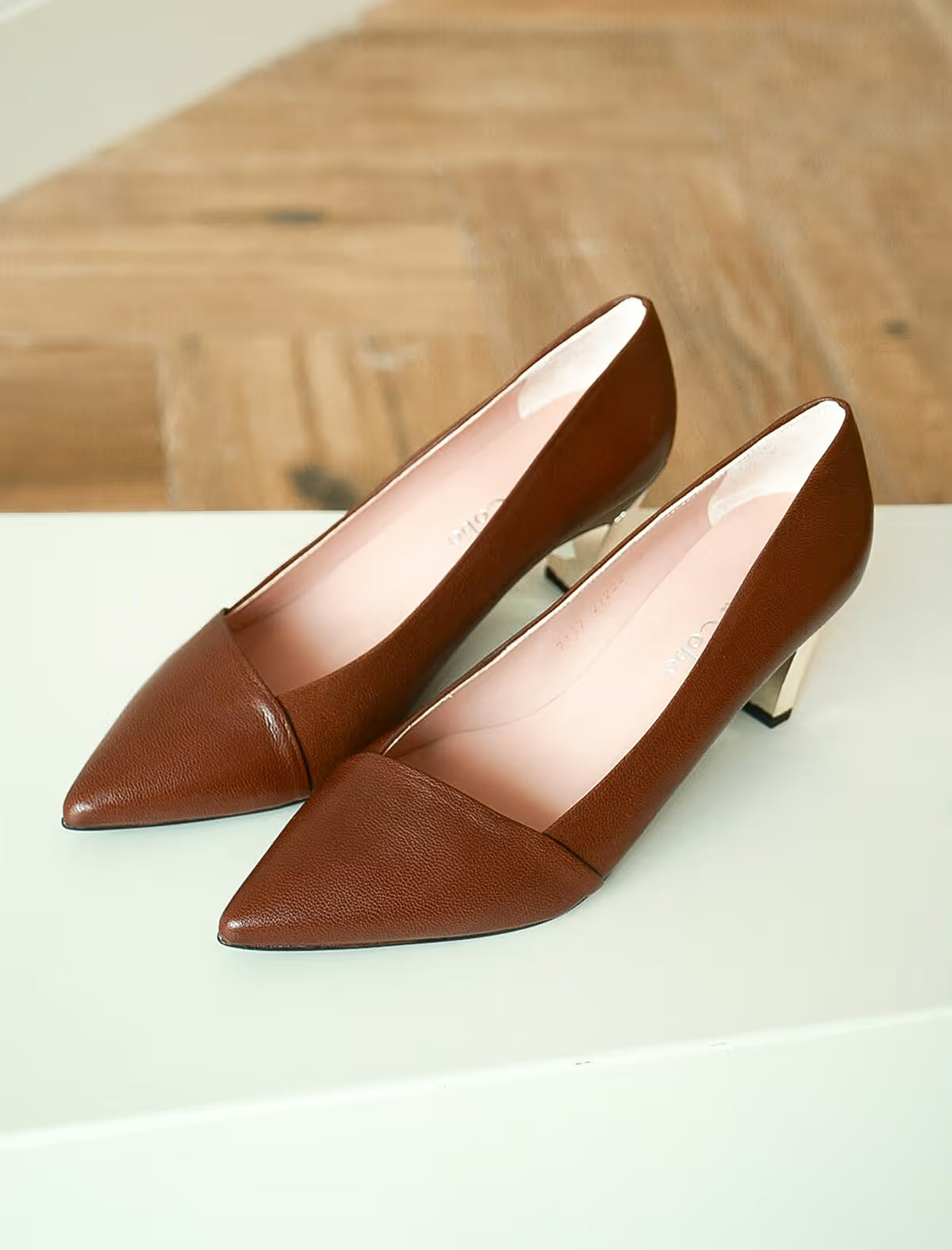 Zapato de piel marrón tacón medio Aguamarina